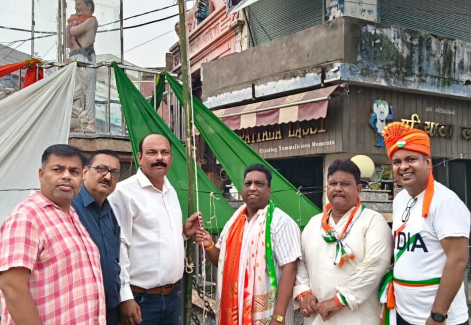 प्रांतीय उद्योग व्यापार प्रतिनिधि मंडल की नगर इकाई ने किया ध्वजारोहण,शहीदों को याद कर व्यापारी हितों की रक्षा का लिया संकल्प